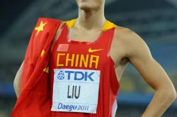 开云体育官网-田径赛道上百米飞奔，冠军悬念重重