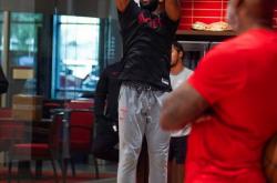 开云体育中国官网-休斯顿火箭队球员被罚款，表现不佳受批评