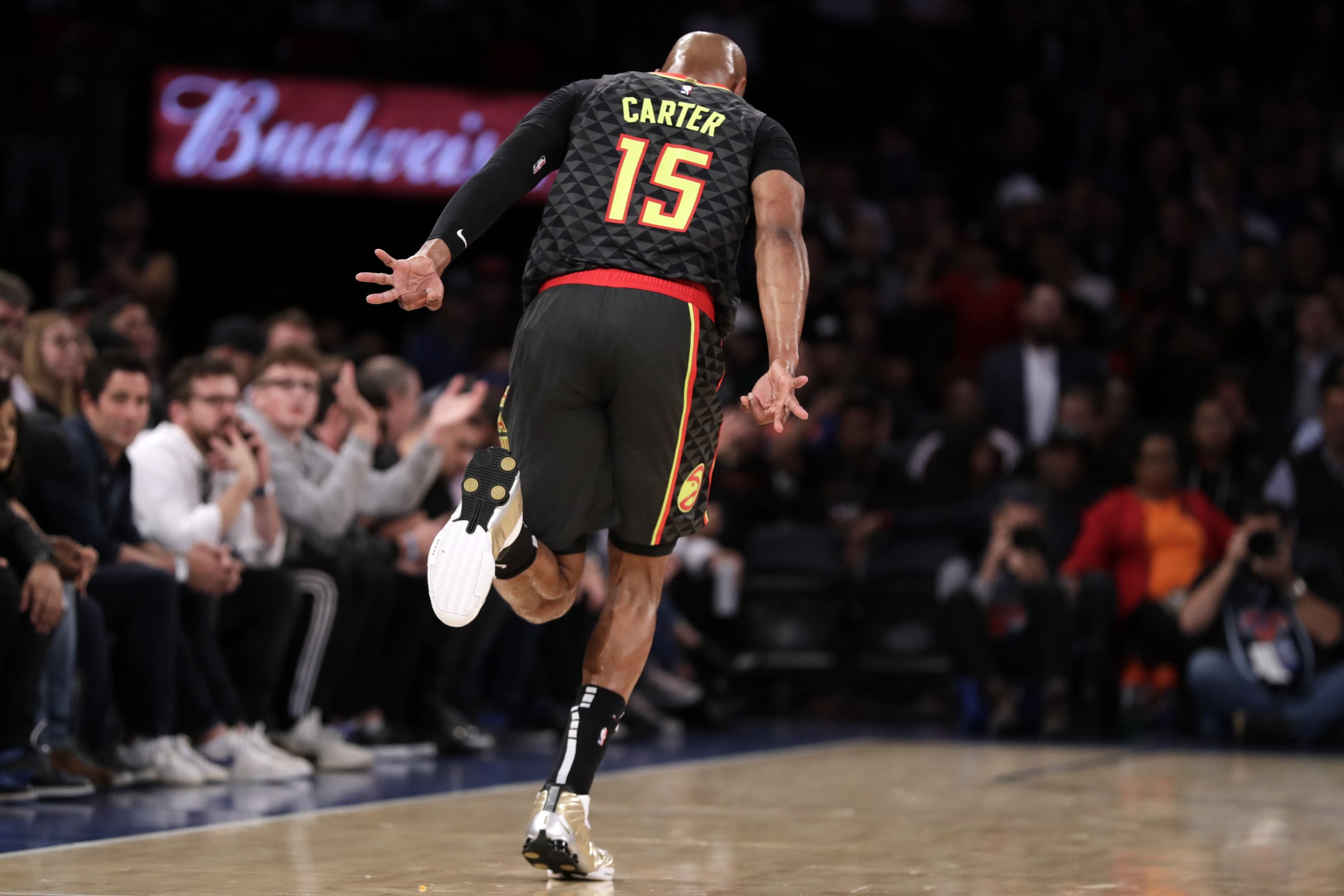 瓦伦西亚绝地反击马德里竞技，阿奎罗三分雨点燃全场的简单介绍