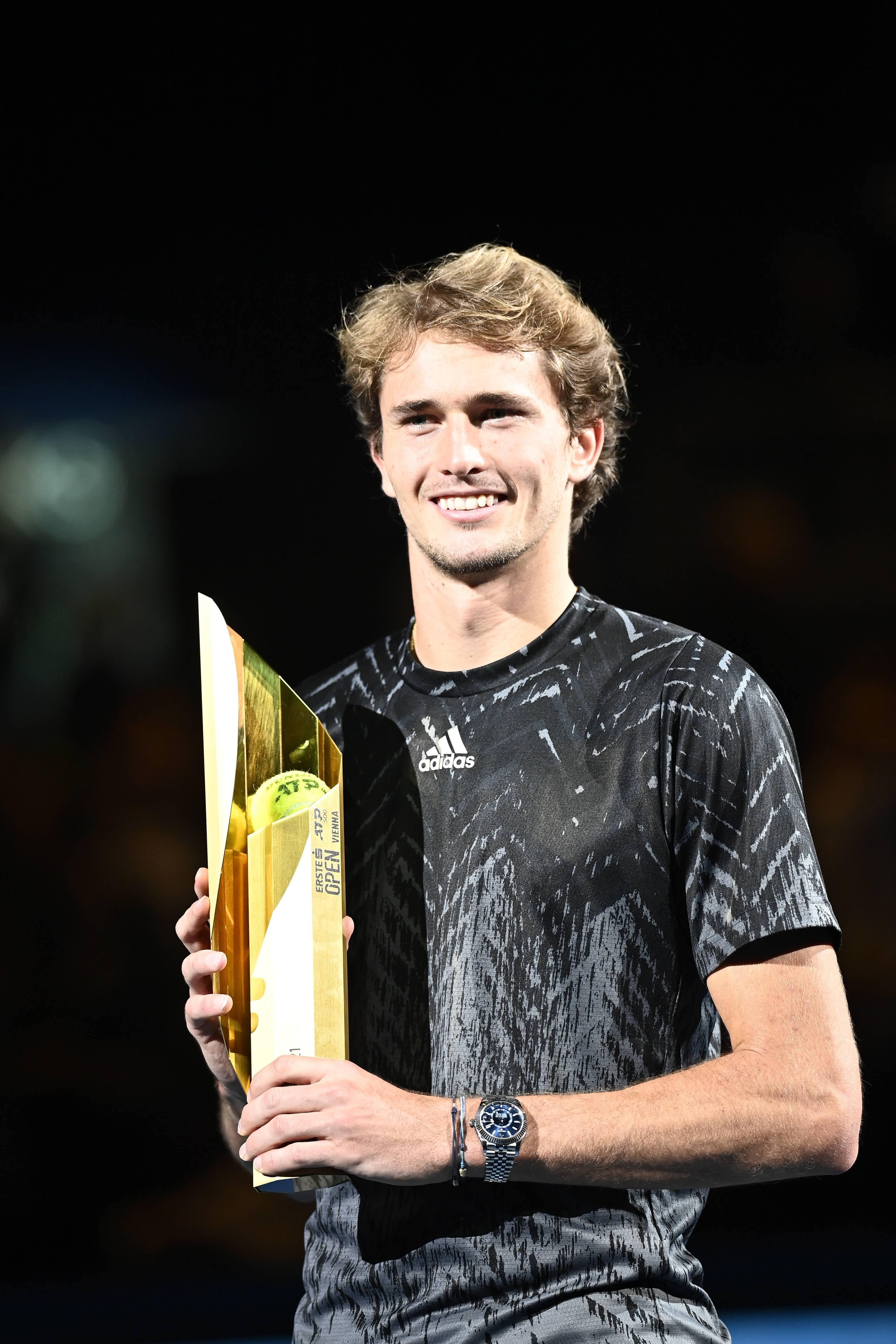 包含美国网球队力克英国网球队，兹维列夫惊艳世界的词条