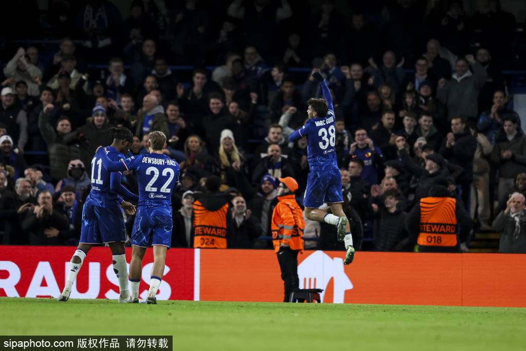 包含巴西完胜切尔西，恩昆库完成帽子戏法的词条