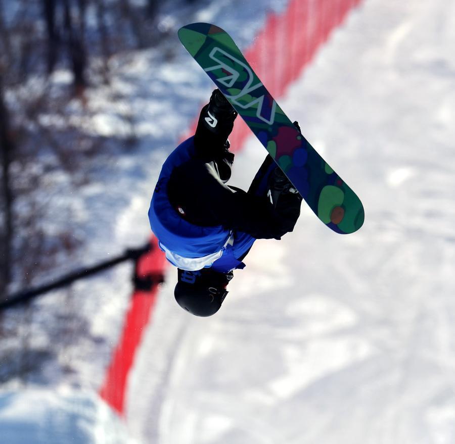 滑雪项目选手驾驭成功获佳绩