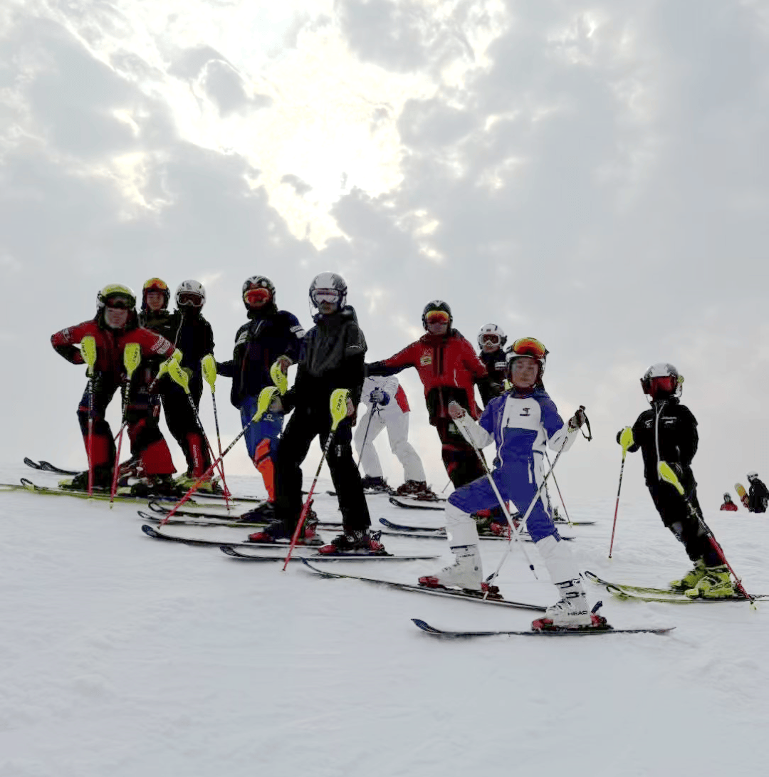 滑雪项目选手驾驭成功获佳绩
