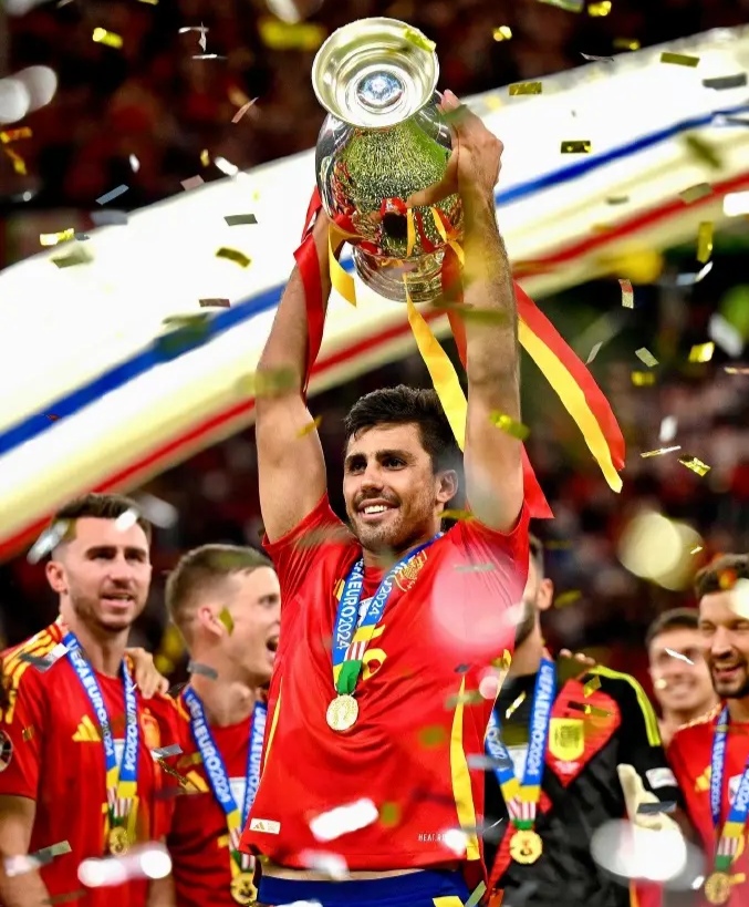 包含克罗地亚力克西班牙，晋级欧洲杯决赛的词条