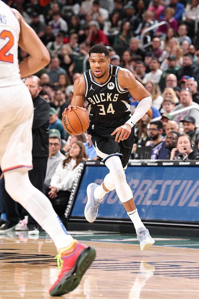 雄鹿主场轻松胜尼克斯，字母哥砍下分！的简单介绍