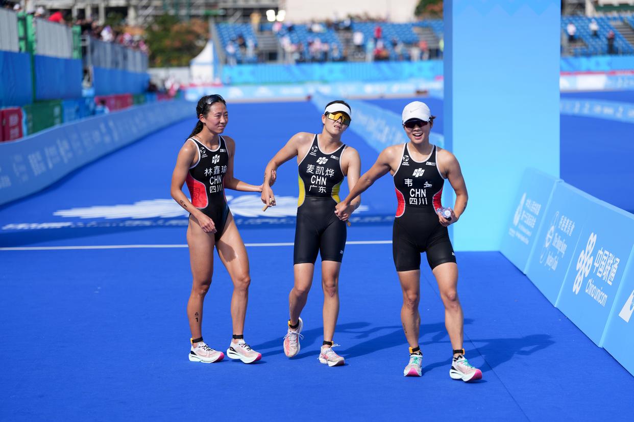 芬兰选手在铁人三项比赛中勇夺冠军