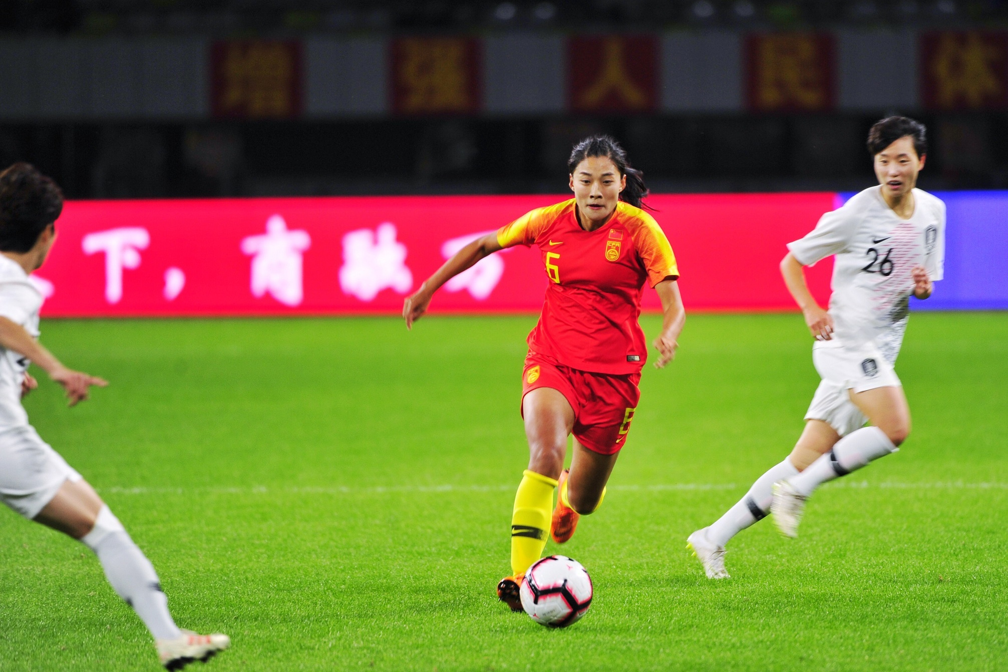 女足比赛技术精湛赢得喝彩