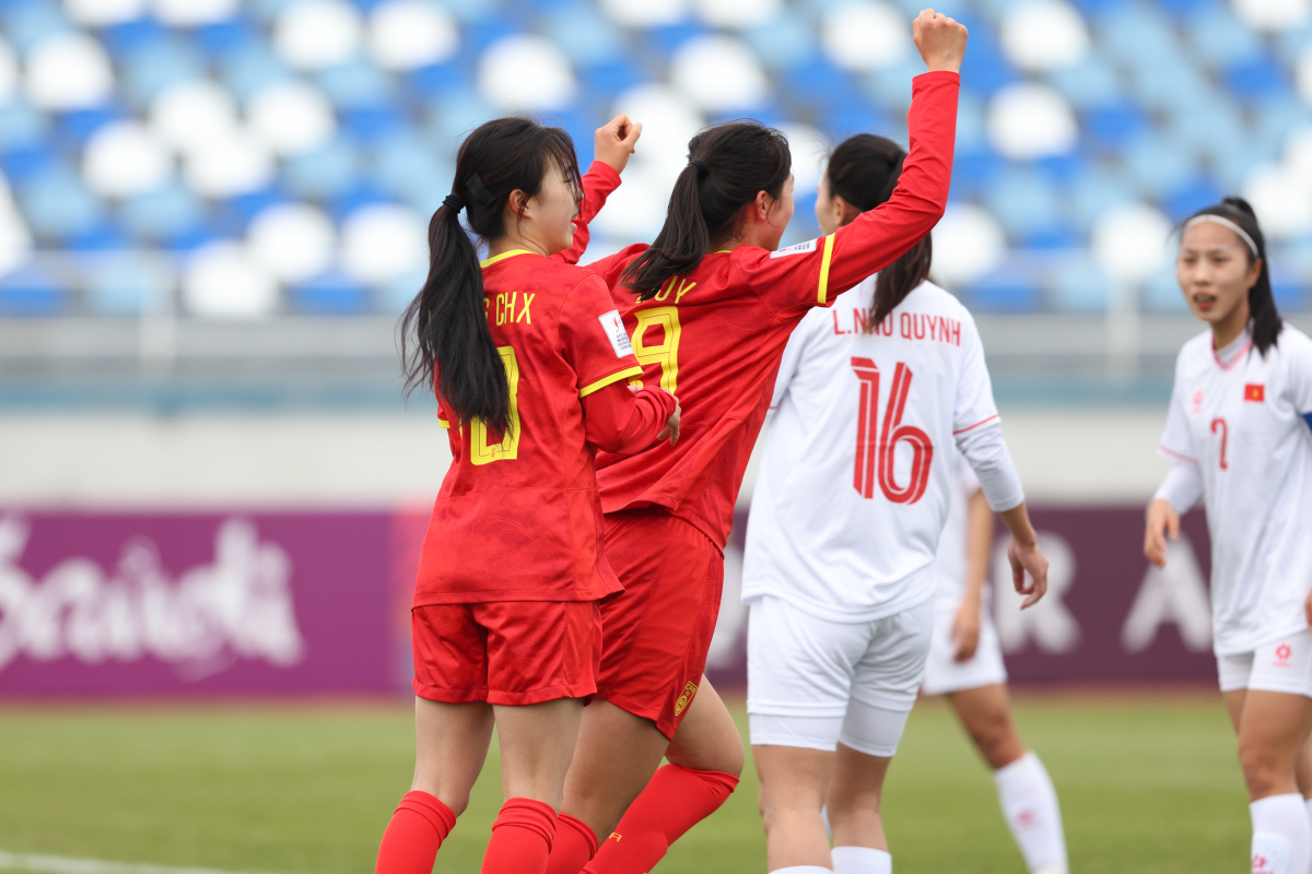 女足比赛技术精湛赢得喝彩