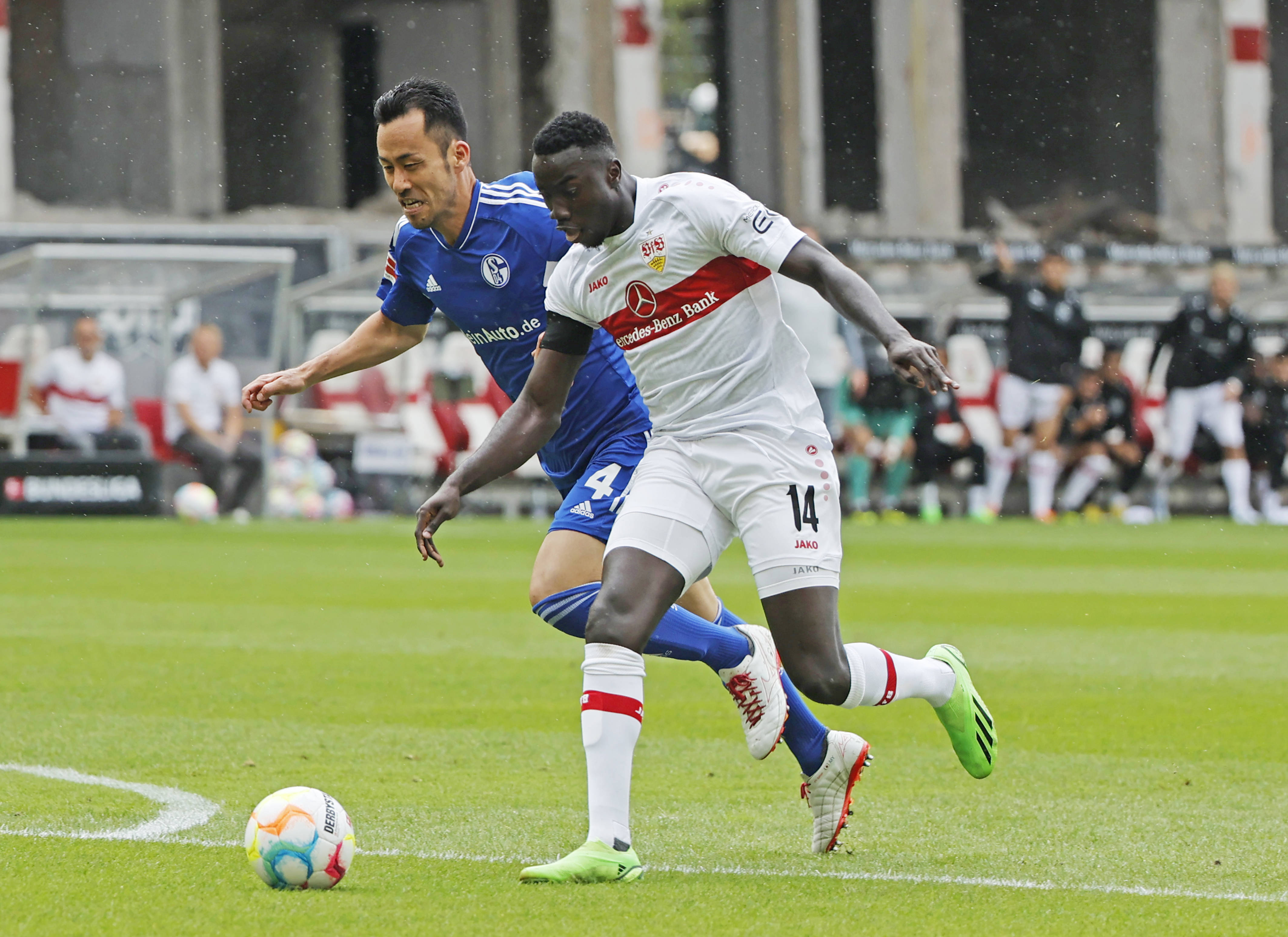 沙尔克在比赛中掌控全局获胜