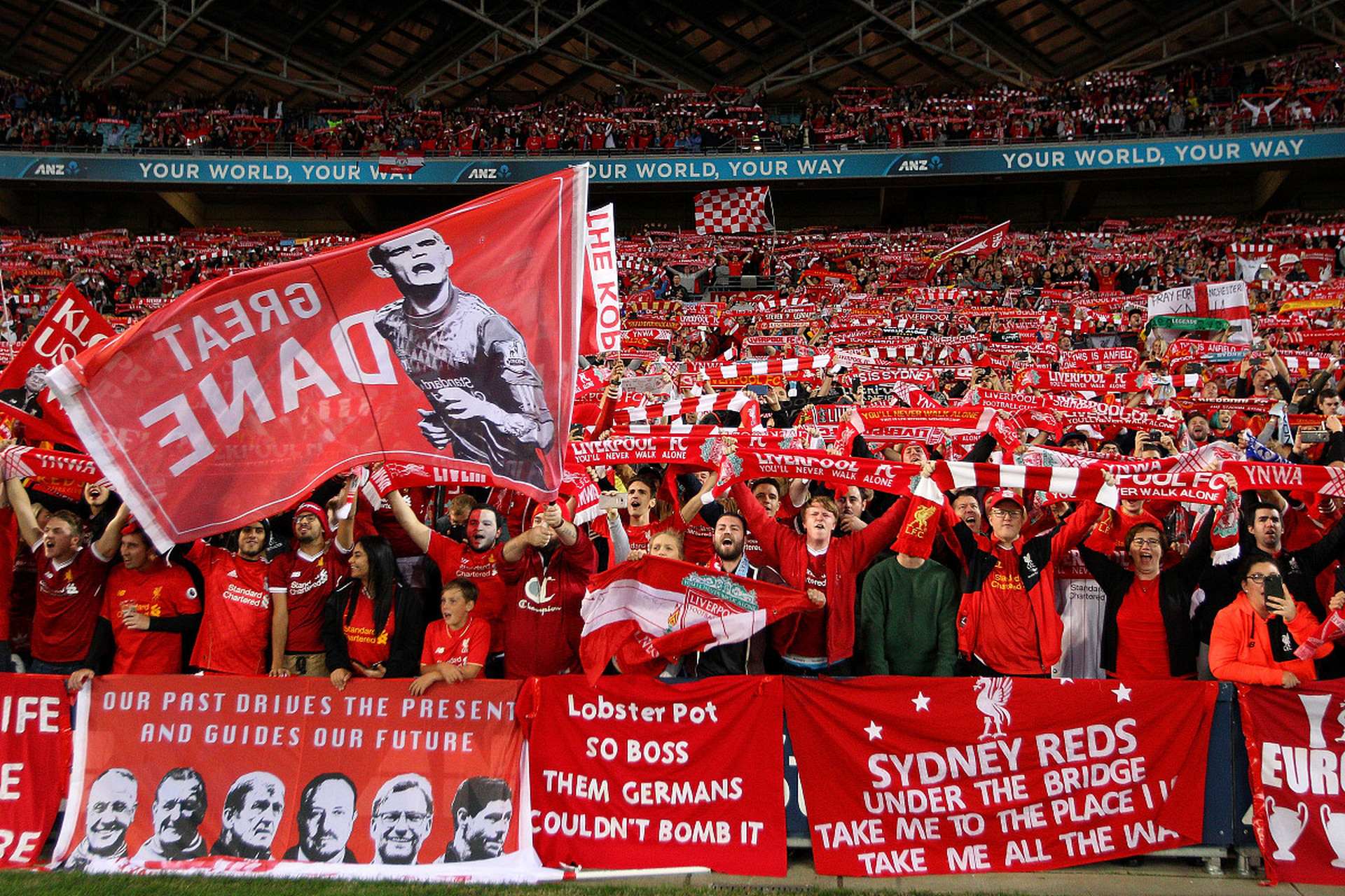 利物浦胜利击败巴塞罗那,晋级下一轮 利物浦胜利击败巴塞罗那,晋级下一轮