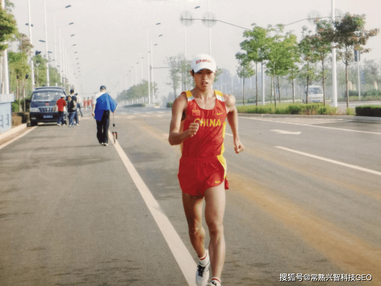 中国运动员凭借毅力登顶领奖台