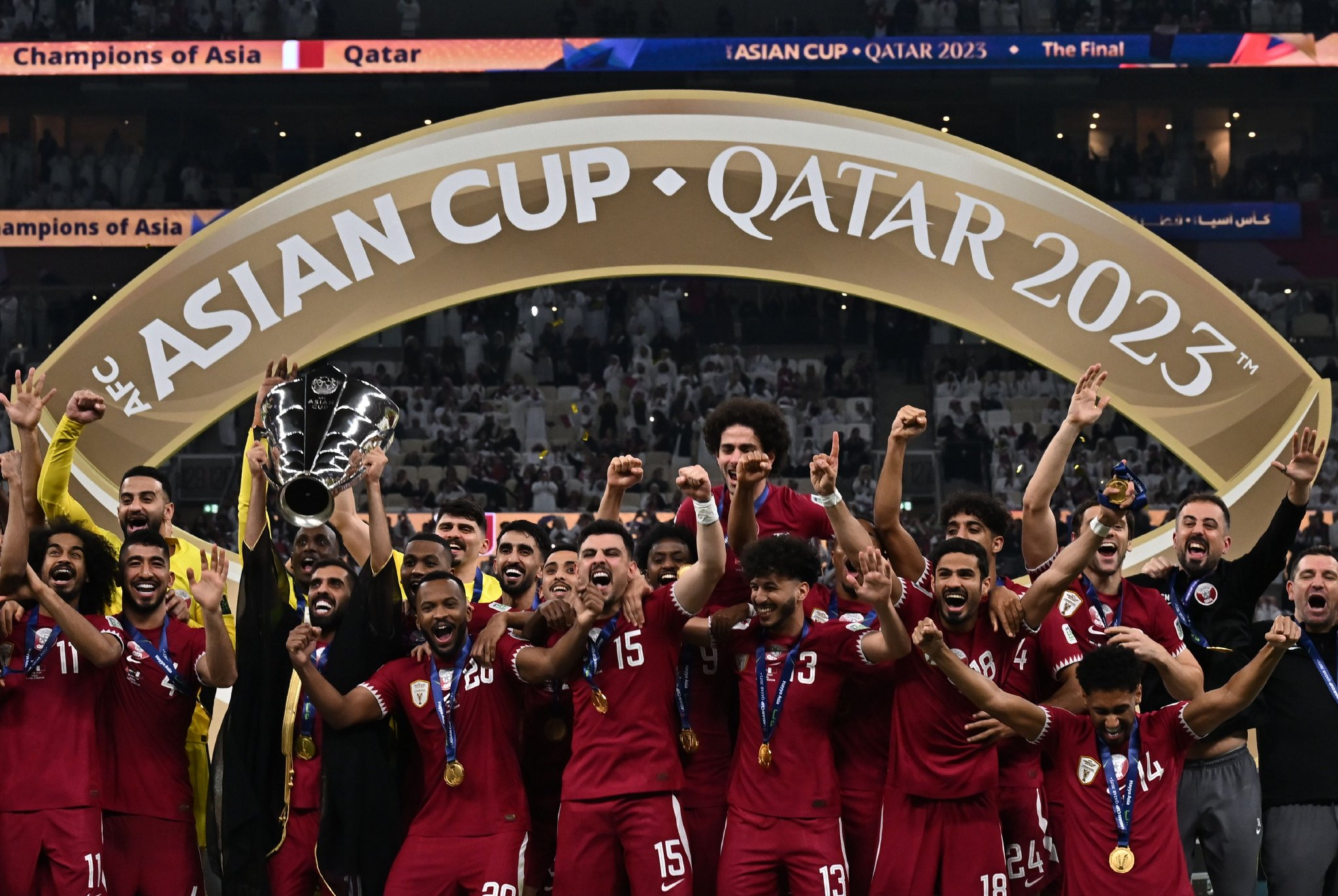 足球比赛中，东亚球队夺得冠军