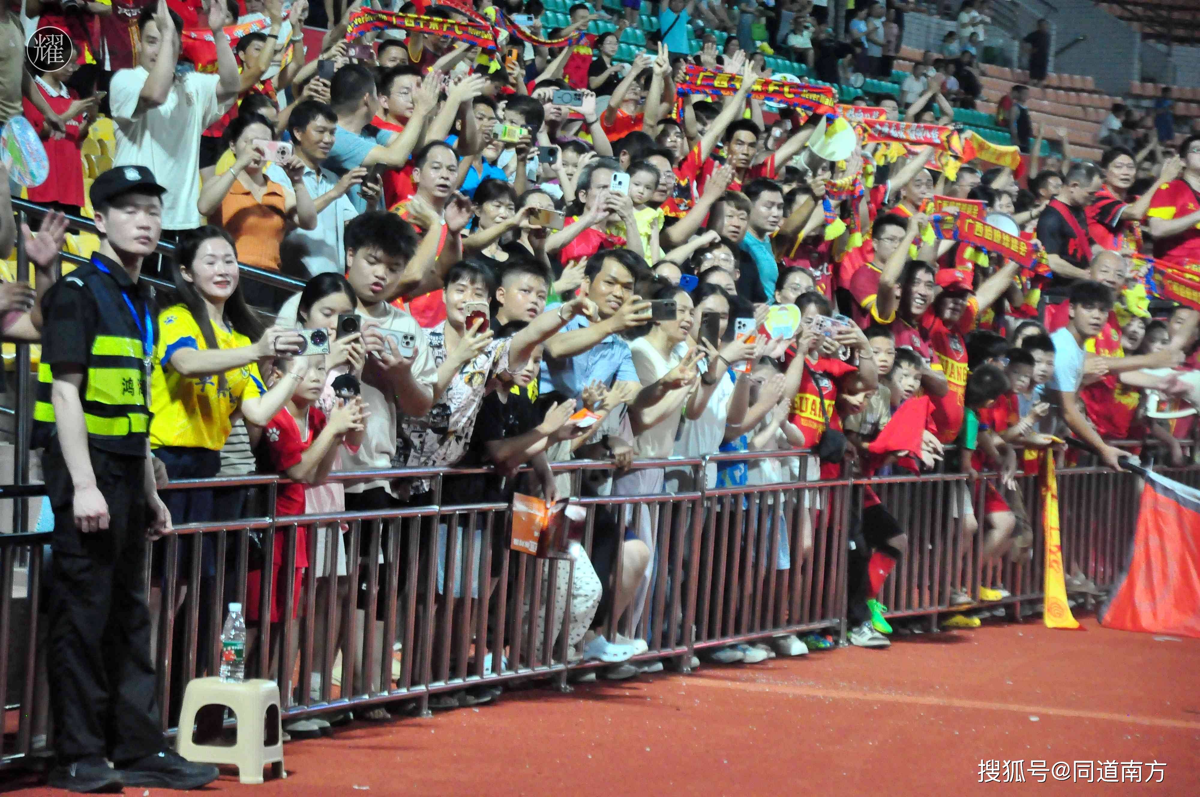 包含爆发狂欢！球迷沸腾庆祝胜利的词条