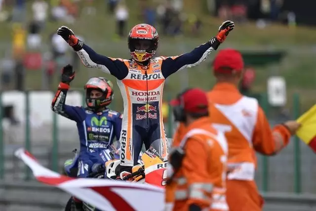 捷克选手登顶领奖台,成为代表 捷克选手登顶领奖台,成为代表