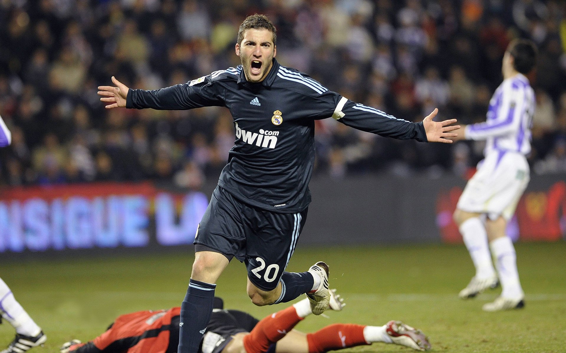 赛道与球场，F1年度争冠焦点战与北京队强势晋级鹈鹕的双重奏